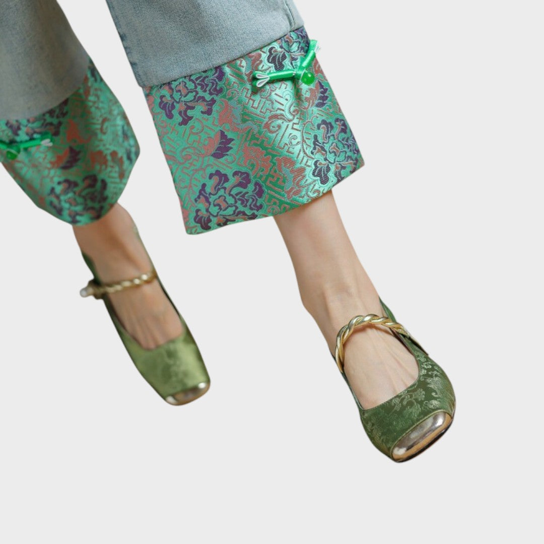 Marianne | Sandália Rasteira Ortopédica com Detalhes Bordados