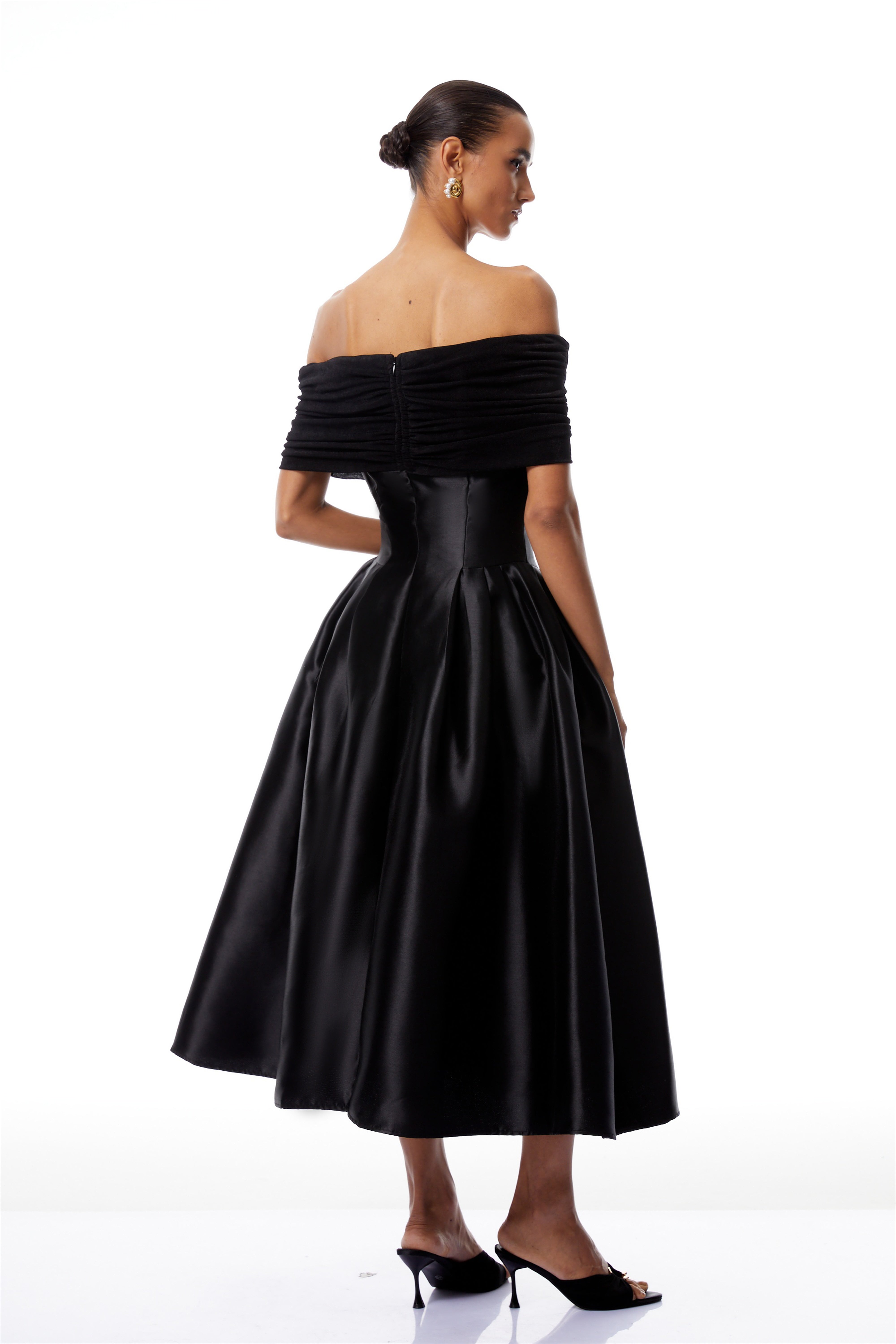 AINARA | VESTIDO MIDI OMBRO A OMBRO PRETO