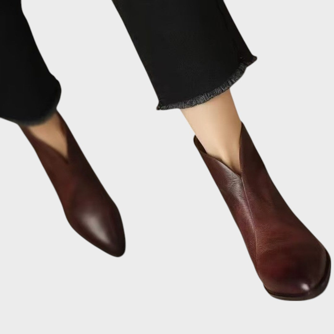 Sam | Botins de Couro com Salto Bloco e Recorte Assimétrico