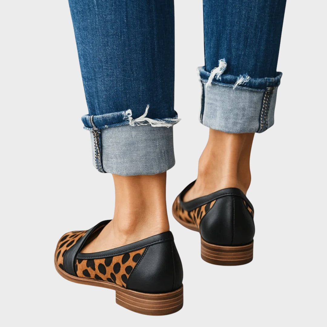 Zelda | Mocassim Bico Fino em Material Aveludado