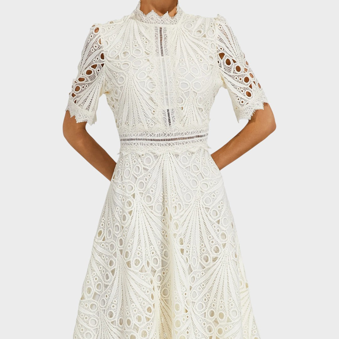 Carmen | Vestido Midi com Detalhes em Renda