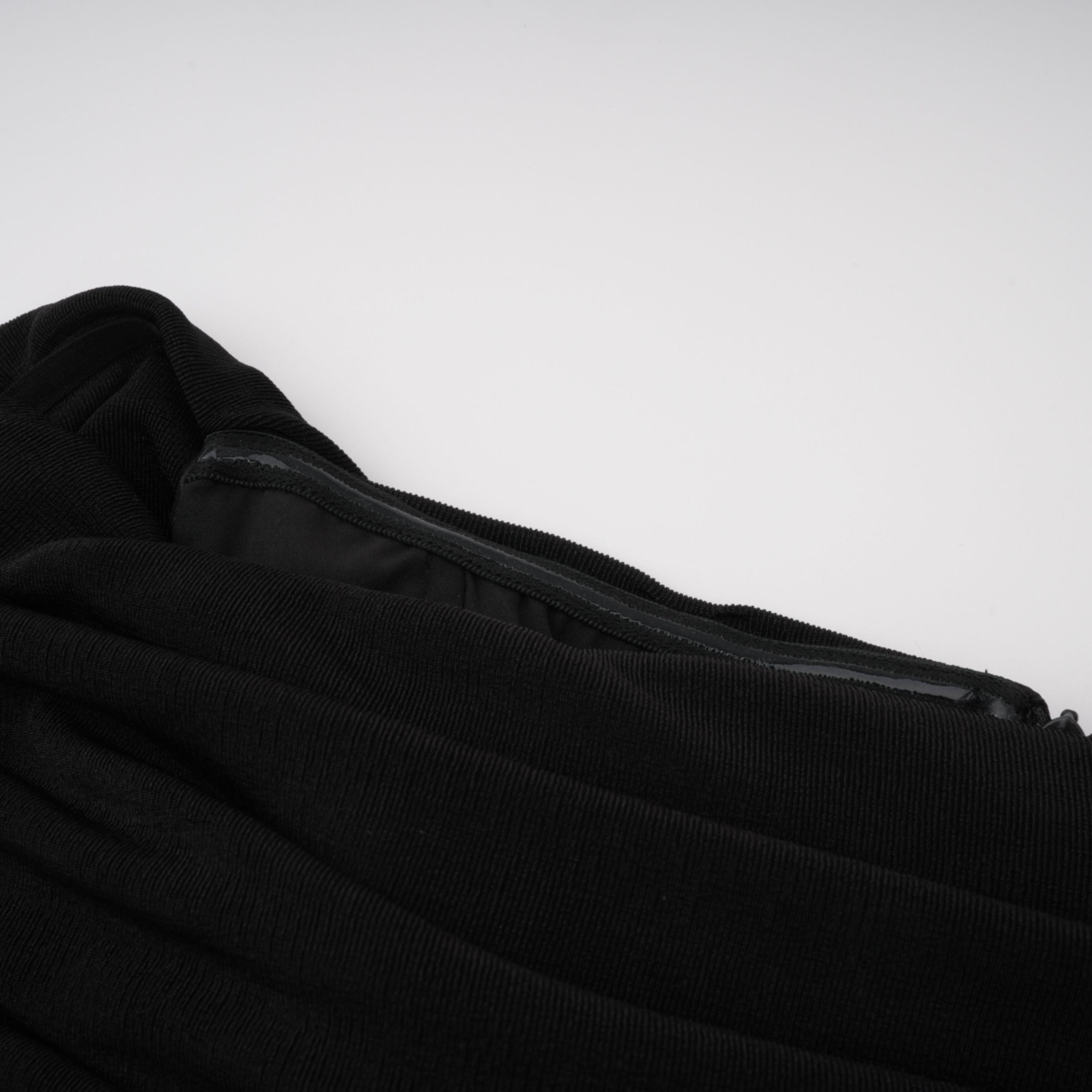 AINARA | VESTIDO MIDI OMBRO A OMBRO PRETO