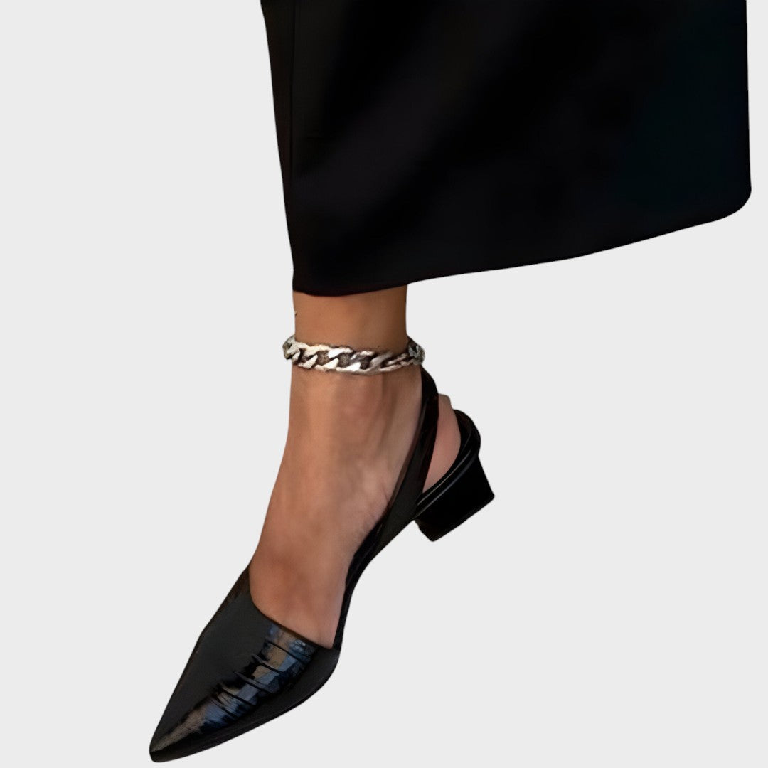 Mirela | Sapato Slingback de Couro Envernizado com Salto Baixo e Bico Fino