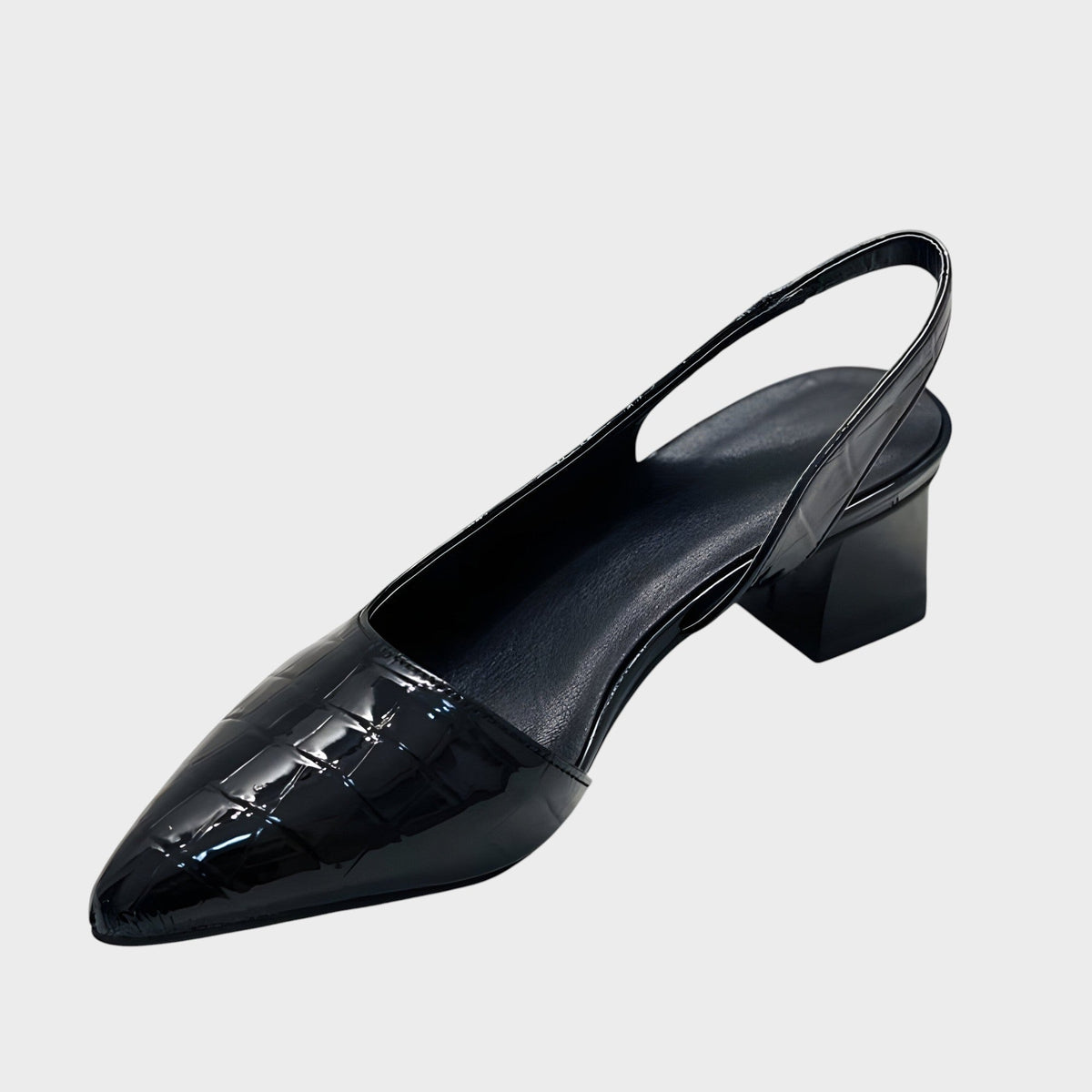 Mirela | Sapato Slingback de Couro Envernizado com Salto Baixo e Bico Fino