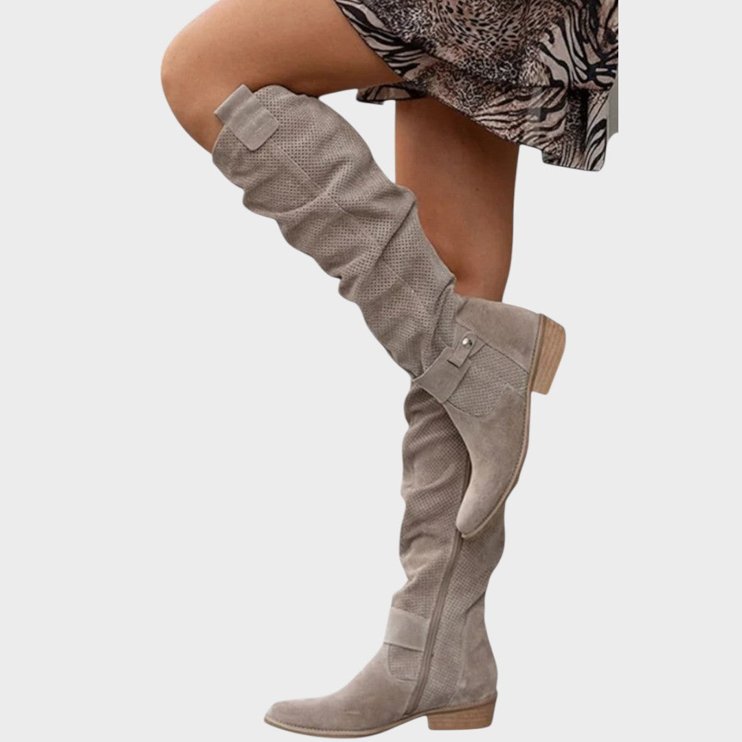 Siena | Botas de Cano Alto de Camurça com Textura Perfurada e Fivela