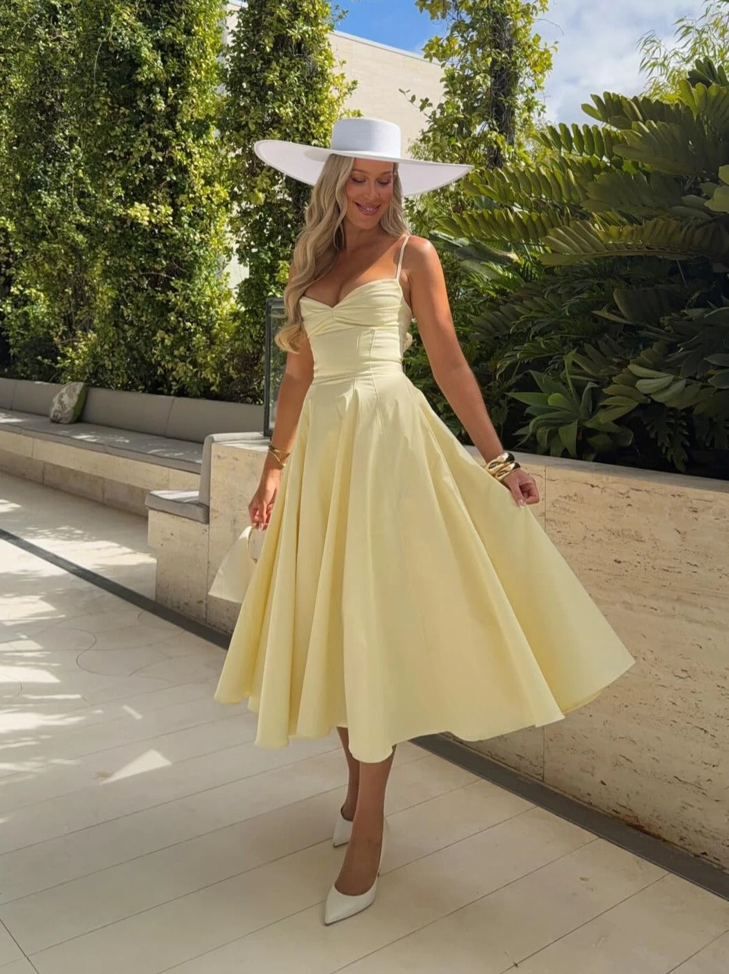 Amélie™ | Vestido Midi com Decote Coração, Alças Finas e Saia Evasê