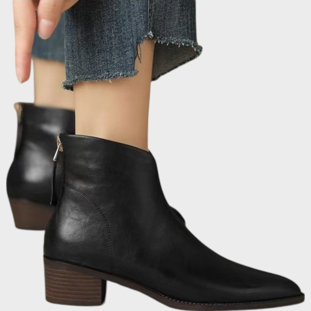 Sam | Botins de Couro com Salto Bloco e Recorte Assimétrico