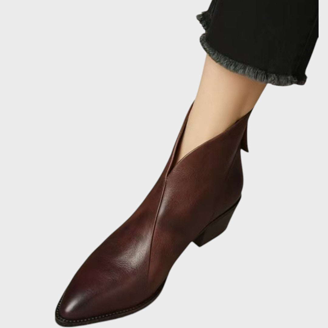 Sam | Botins de Couro com Salto Bloco e Recorte Assimétrico