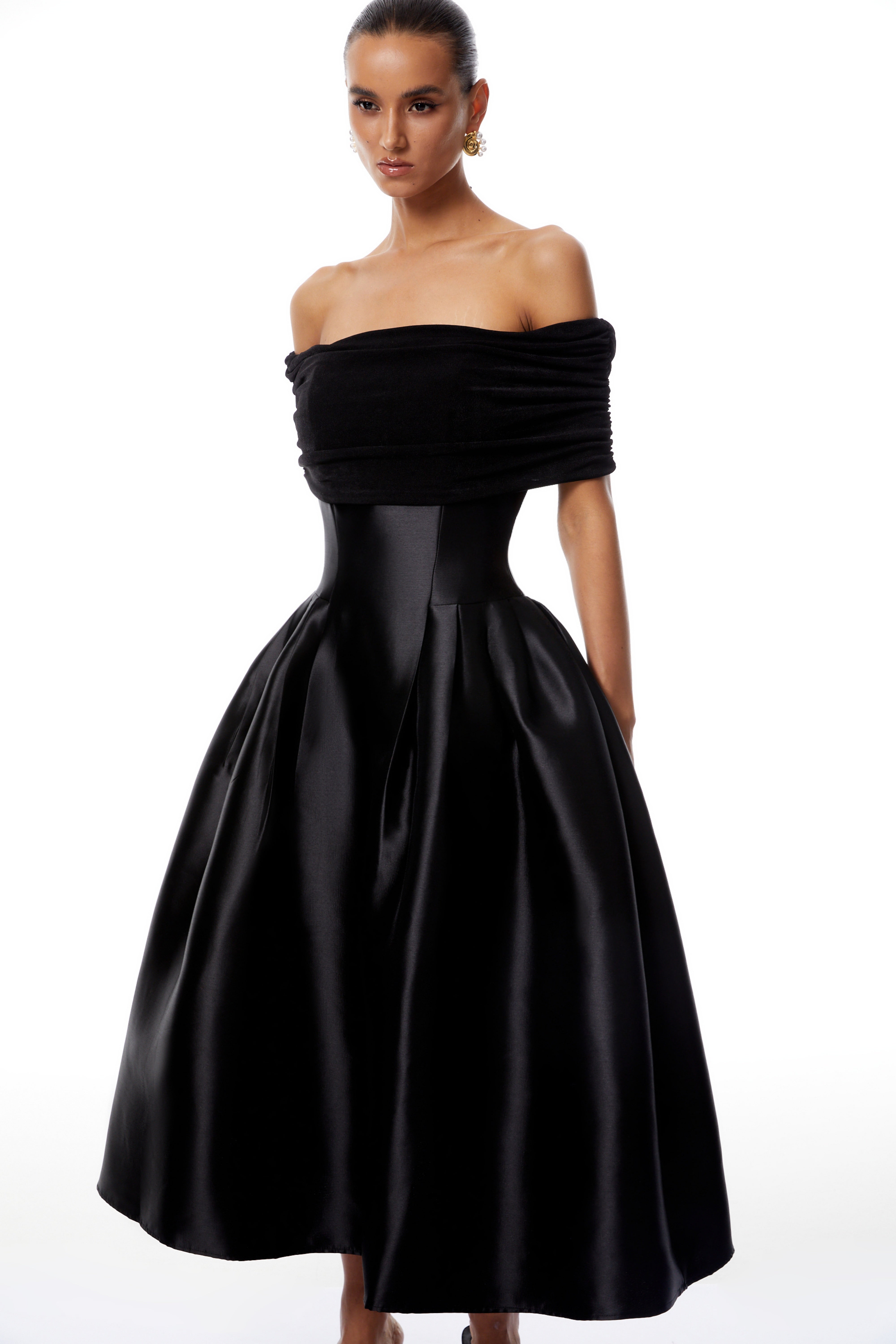 AINARA | VESTIDO MIDI OMBRO A OMBRO PRETO
