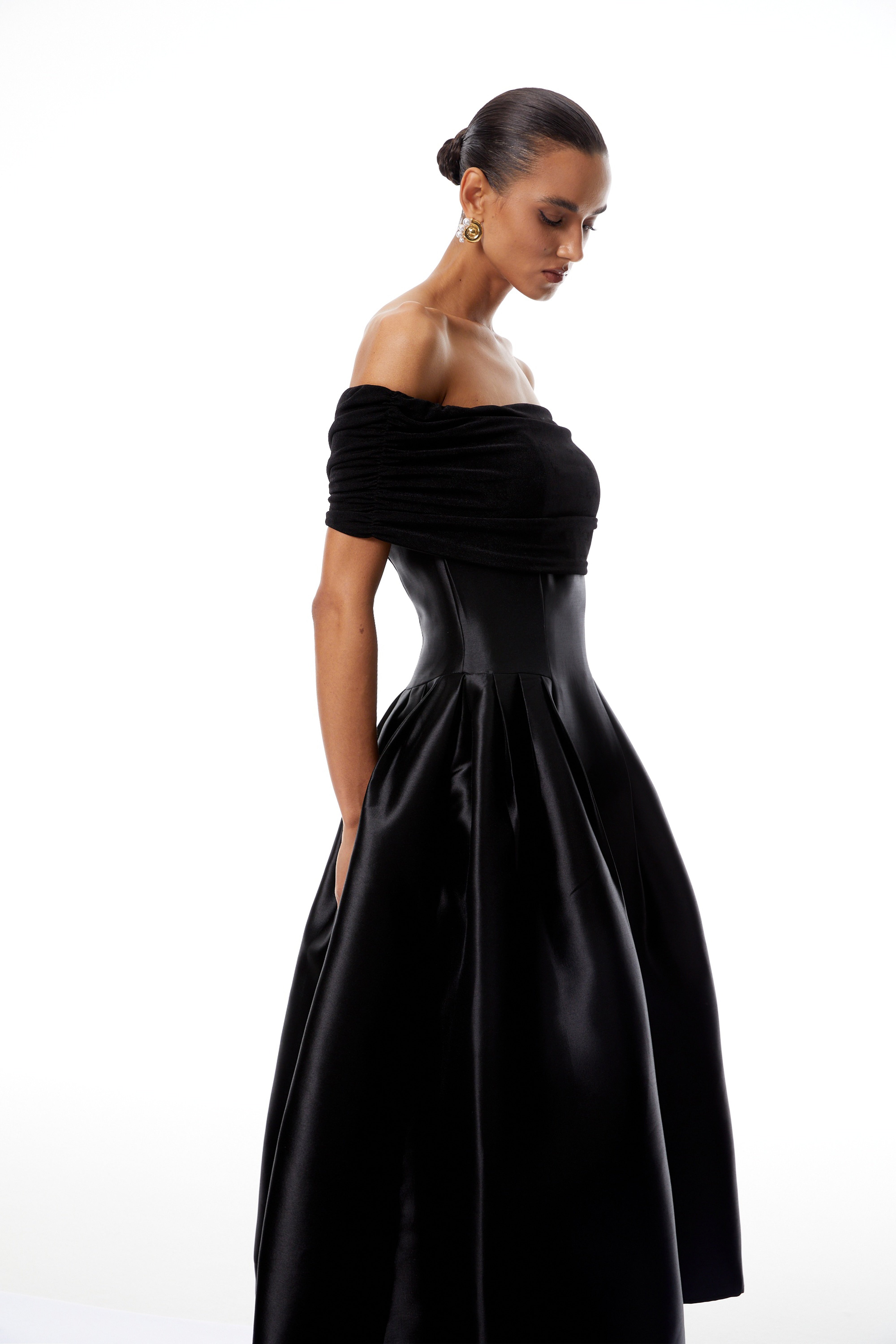 AINARA | VESTIDO MIDI OMBRO A OMBRO PRETO
