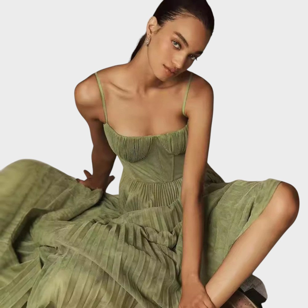 Amilia | Vestido Midi Evasê Plissado com Decote Coração e Inspiração Corselet