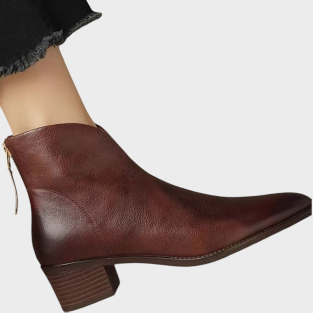 Sam | Botins de Couro com Salto Bloco e Recorte Assimétrico