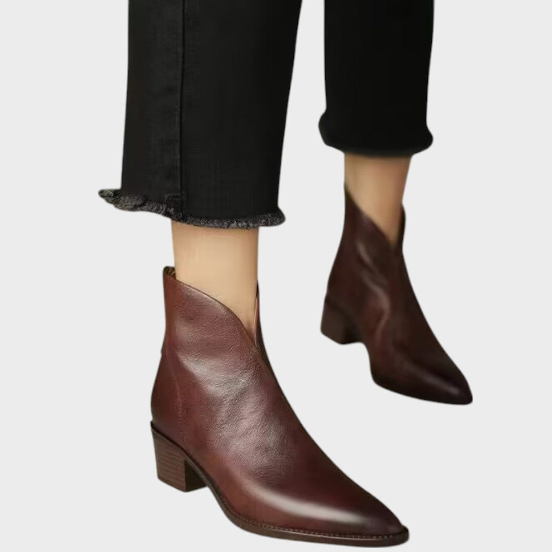 Sam | Botins de Couro com Salto Bloco e Recorte Assimétrico