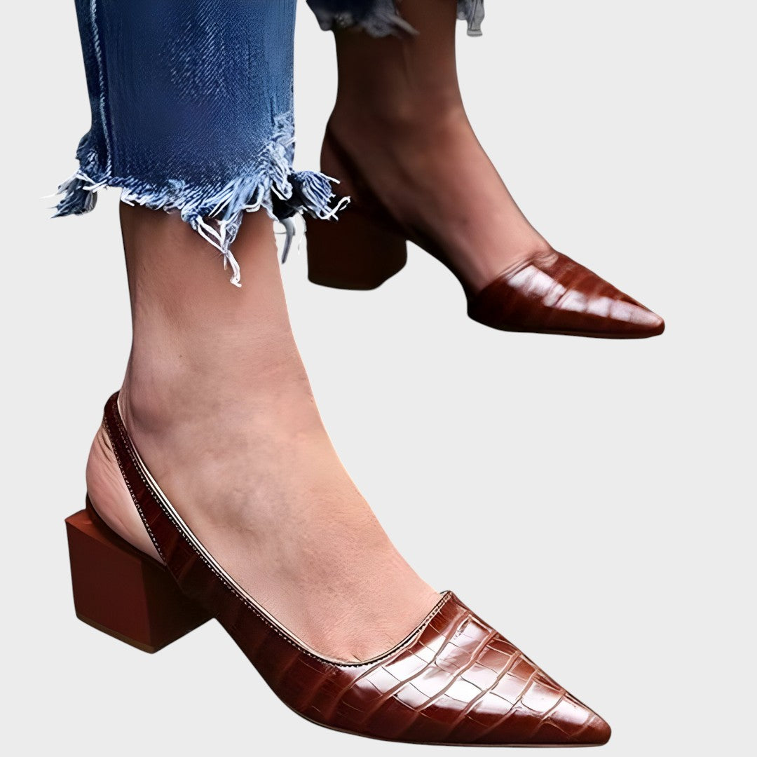 Mirela | Sapato Slingback de Couro Envernizado com Salto Baixo e Bico Fino