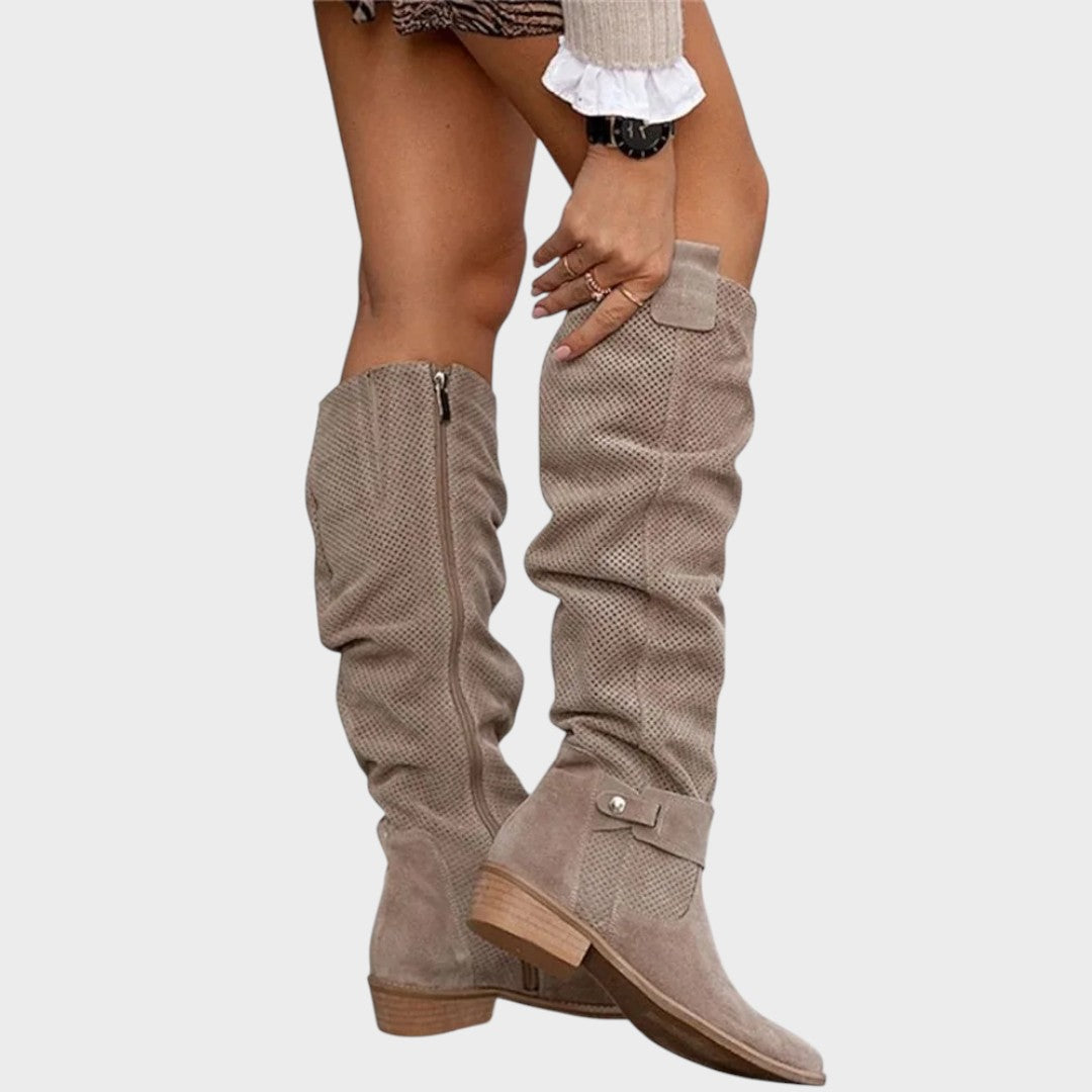 Siena | Botas de Cano Alto de Camurça com Textura Perfurada e Fivela