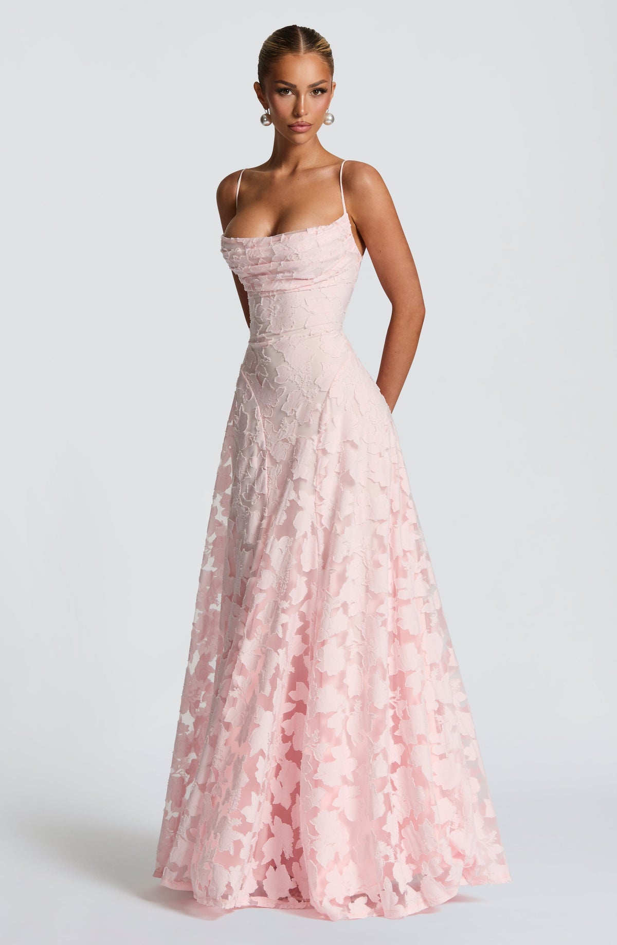 Francisa | Vestido Longo de Renda com Corpete Ajustado e Saia Evasê