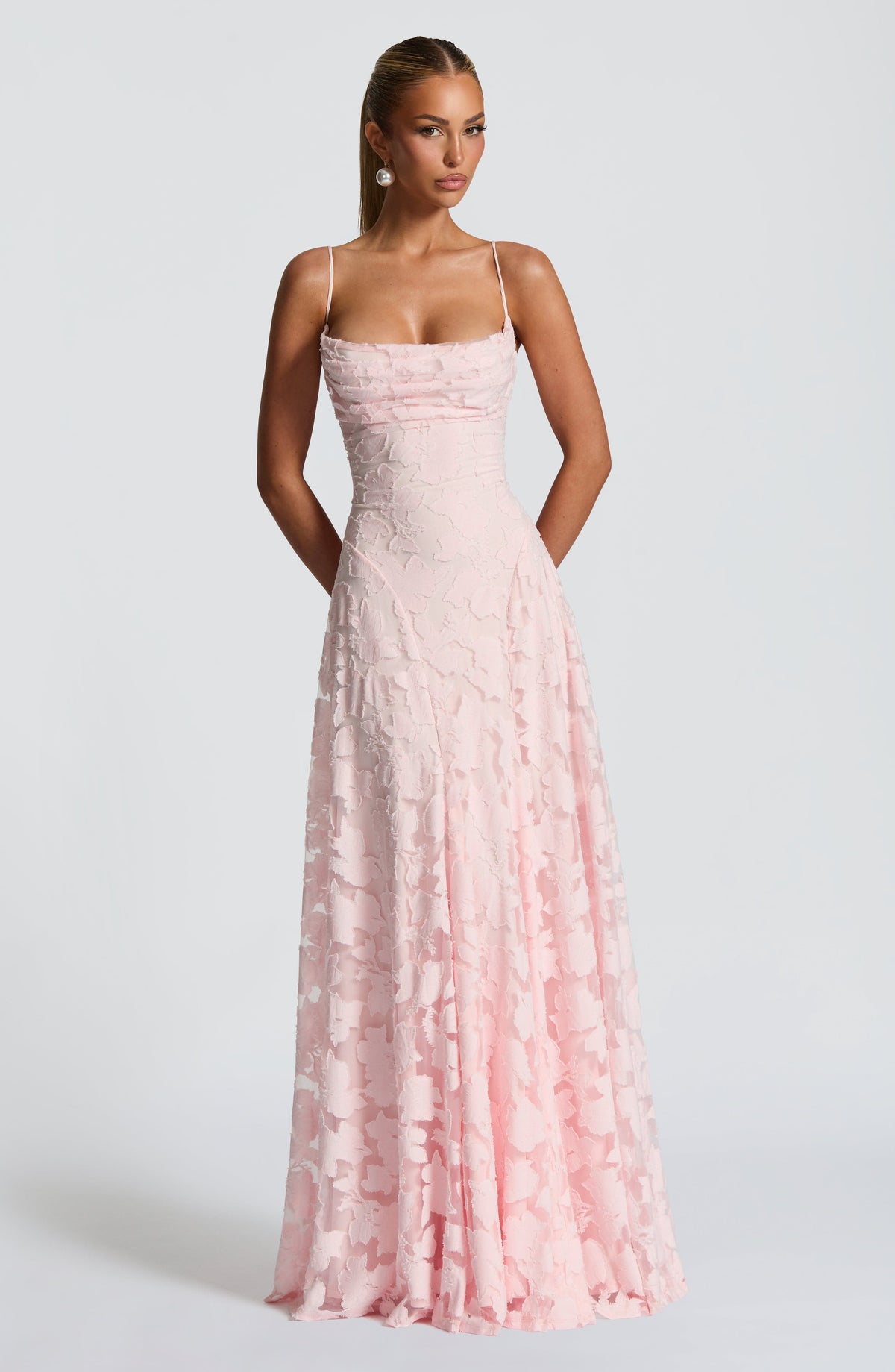 Francisa | Vestido Longo de Renda com Corpete Ajustado e Saia Evasê