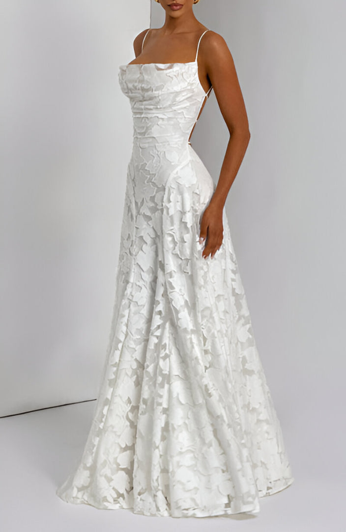 Francisa | Vestido Longo de Renda com Corpete Ajustado e Saia Evasê