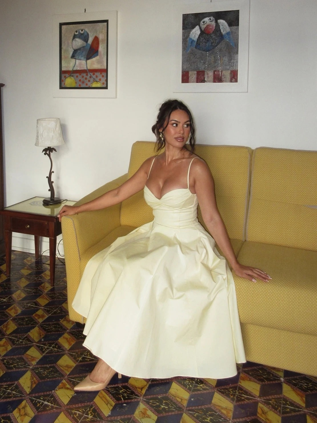 Amélie™ | Vestido Midi com Decote Coração, Alças Finas e Saia Evasê