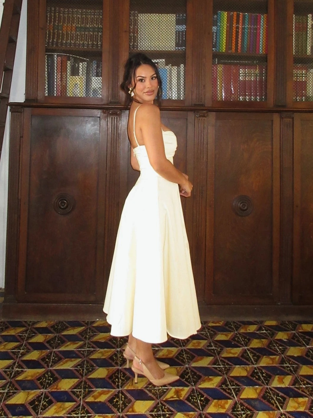 Amélie™ | Vestido Midi com Decote Coração, Alças Finas e Saia Evasê