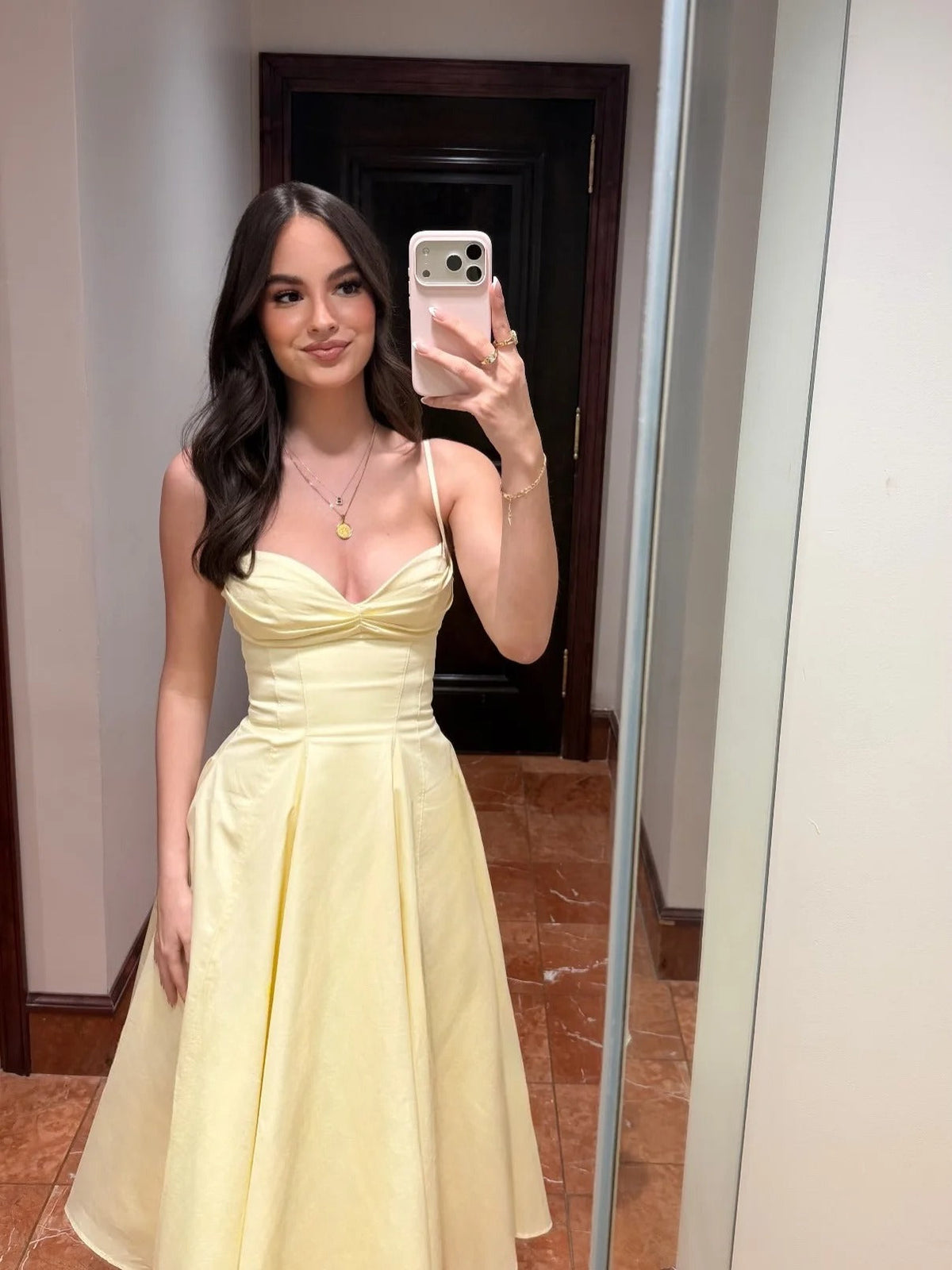 Amélie™ | Vestido Midi com Decote Coração, Alças Finas e Saia Evasê