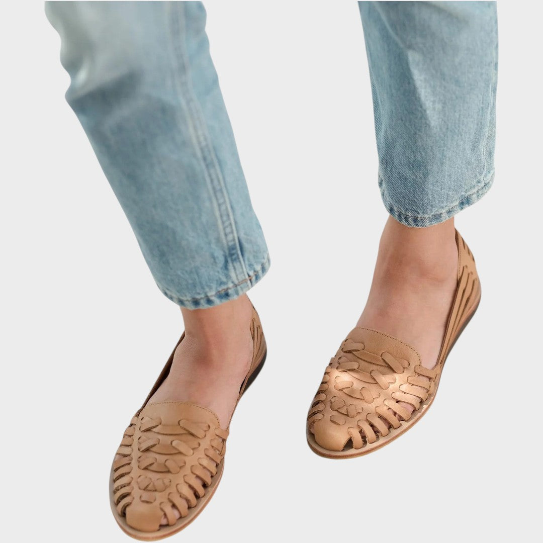 Grace | Sandália Rasteira Estilo Huarache de Couro Trançado Artesanal